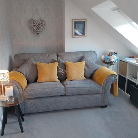 Village Life- Private Attic Suite - Living Room, Bedroom And Bathroom Newtown St Boswells Exterior foto
